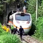 Крушение пассажирского поезда на Тайване: погибли 36 человек